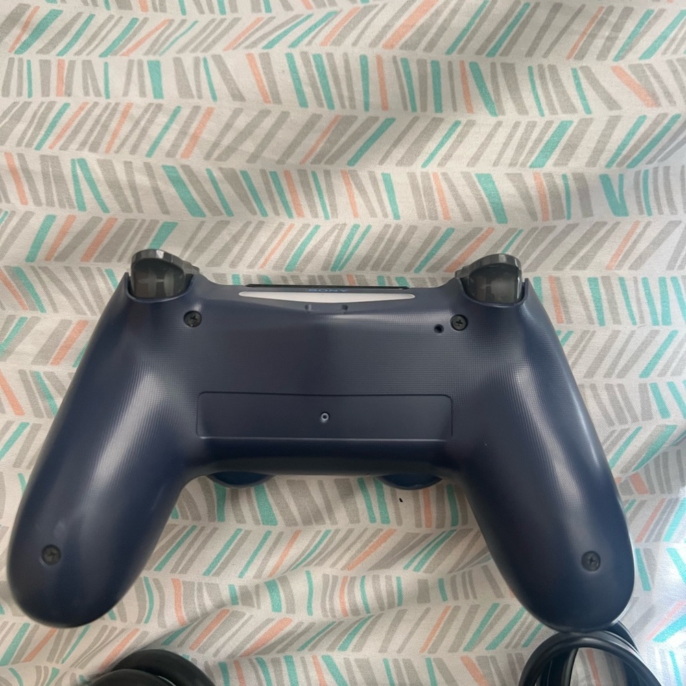 PS4 - Picture 3 of 3